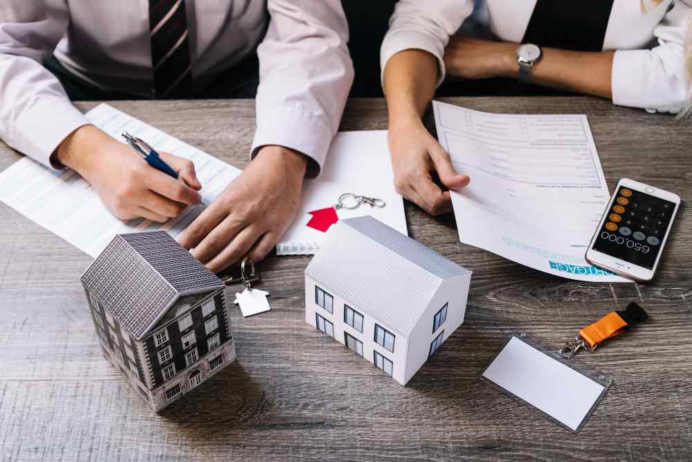 realtor-client-signing-documents (1)